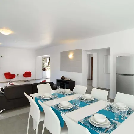 Persis Villa Lardos